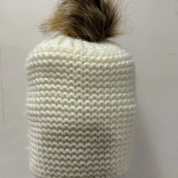 Elegant Cream Knit Beanie with Faux Fur Pom-Pom - Picture 4 of 4